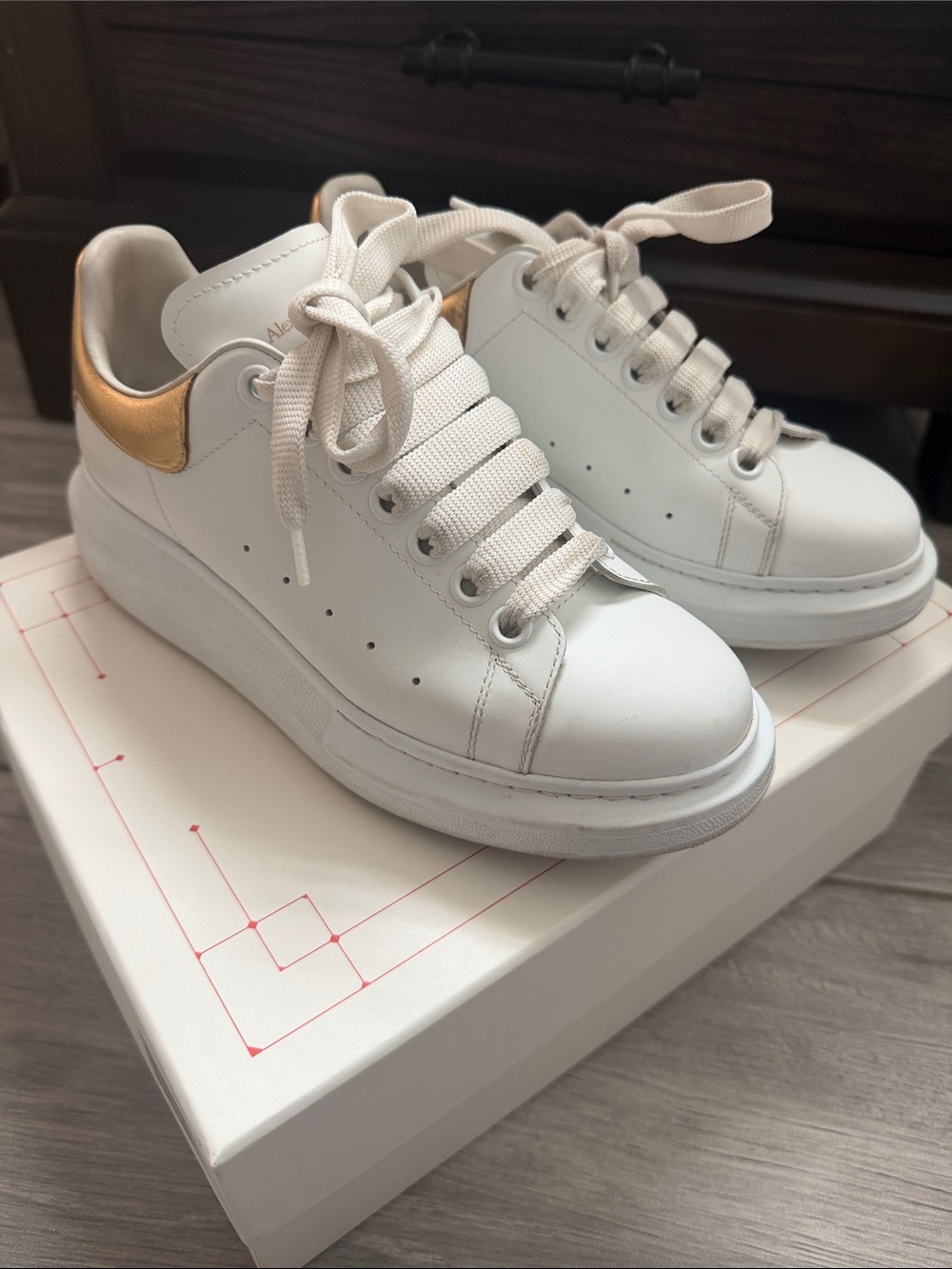 Alexander McQueen
Women's Metallic
Oversized Sneakers
37 (7)
White Gold
